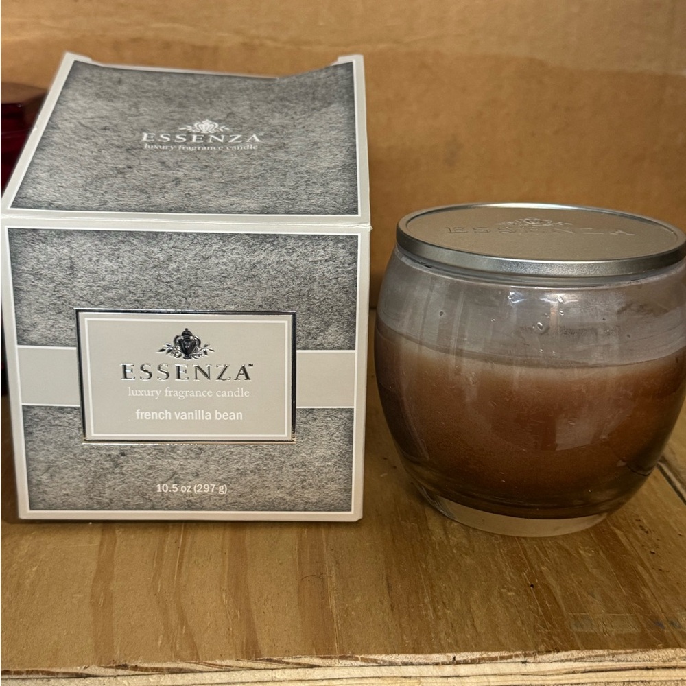 Essenza Luxury Fragrance Candle in the French Vanilla Bean scent